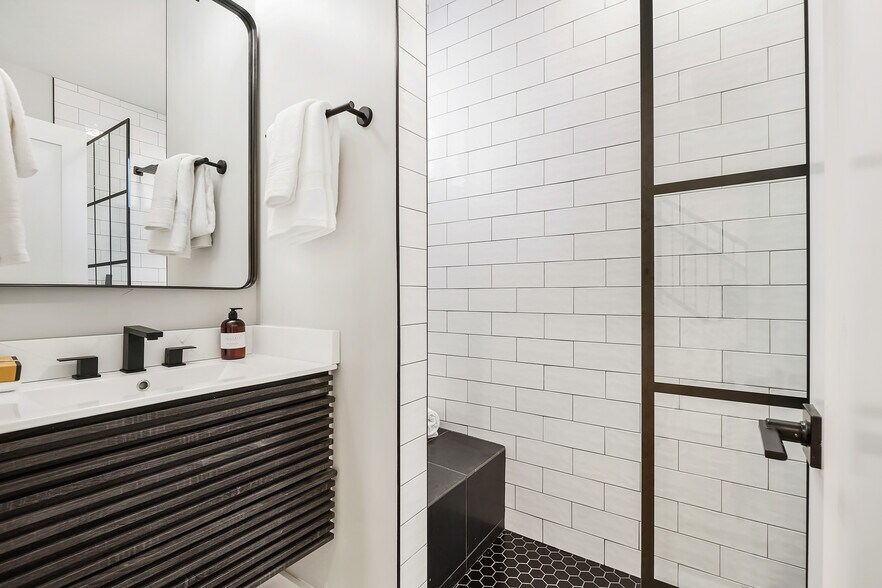 Building Photo - 808 12th St NE