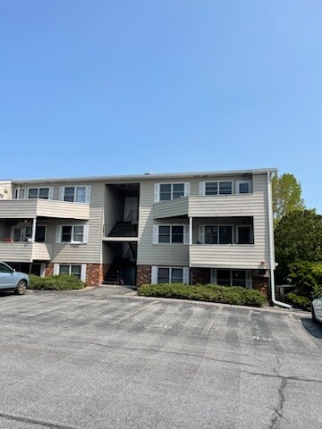 Building Photo - 214 W Rd