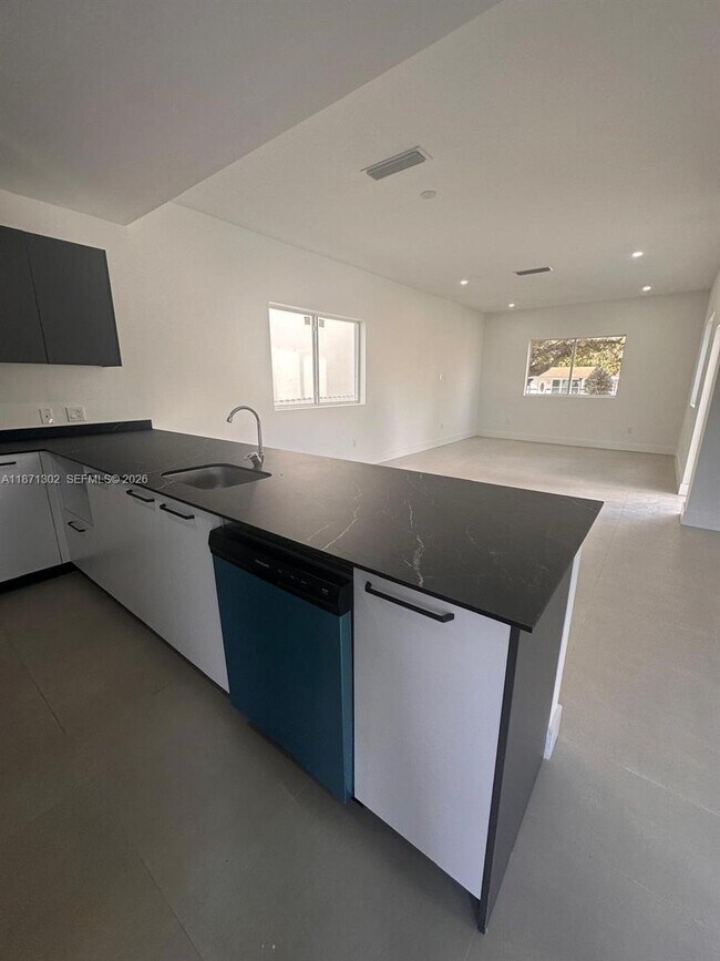 Building Photo - 538 NW 17th Ave