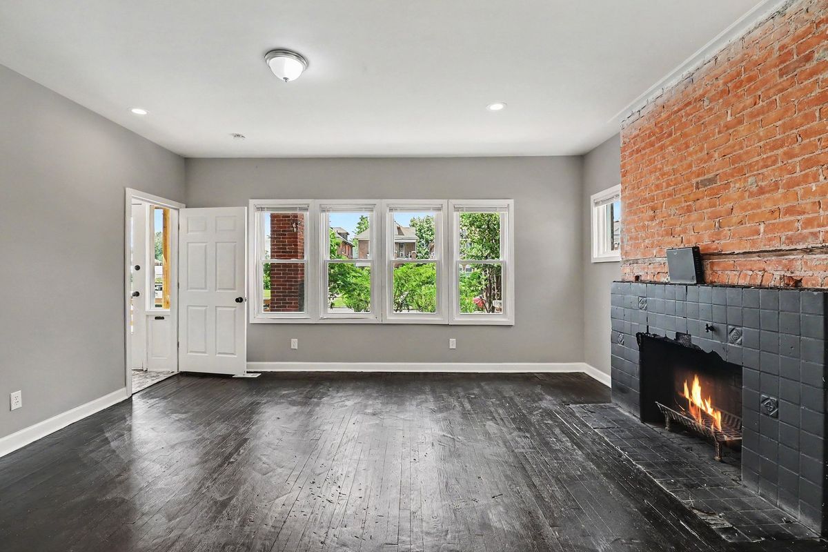 Building Photo - 2731 Elmhurst St