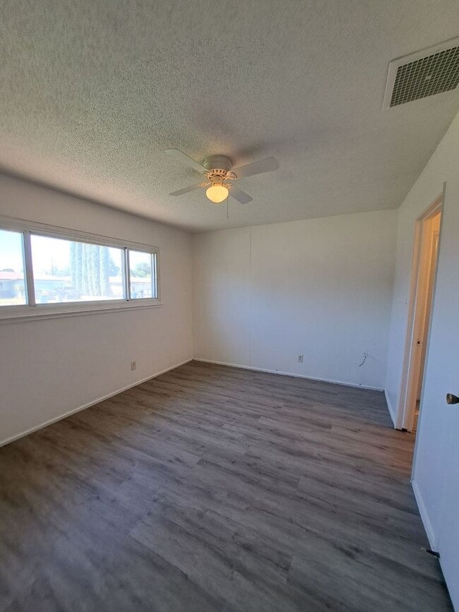 Building Photo - Amazing 3 Bedroom Home Near Cedar and Gett...