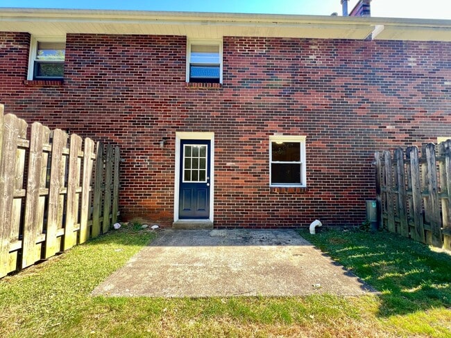 Building Photo - Townhouse in Plum with a Huge Master Bedro...