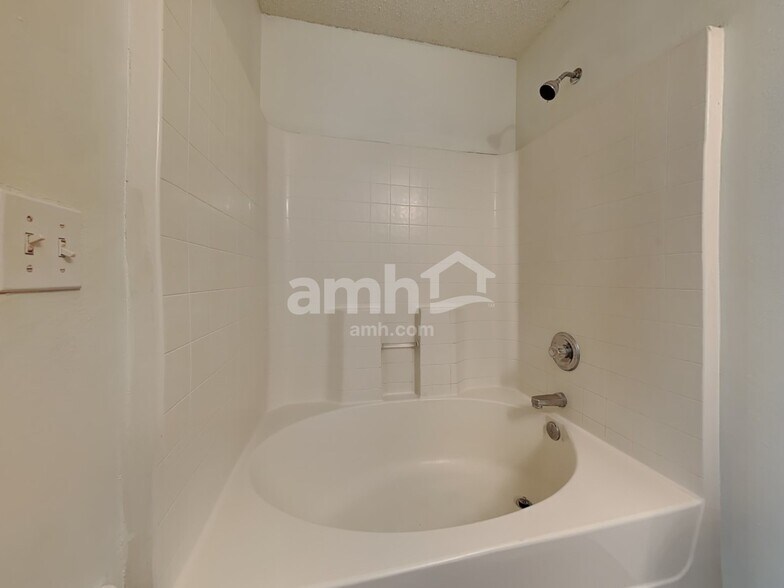 Building Photo - 8722 Star Leaf Rd N