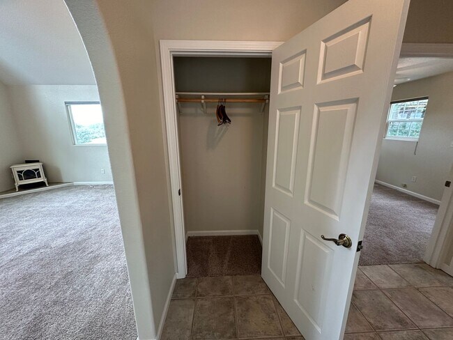 Building Photo - Country Home in Great Penn Valley Location...