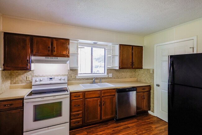 Building Photo - Stunning 3 Bedroom Home in Millbrook, AL!