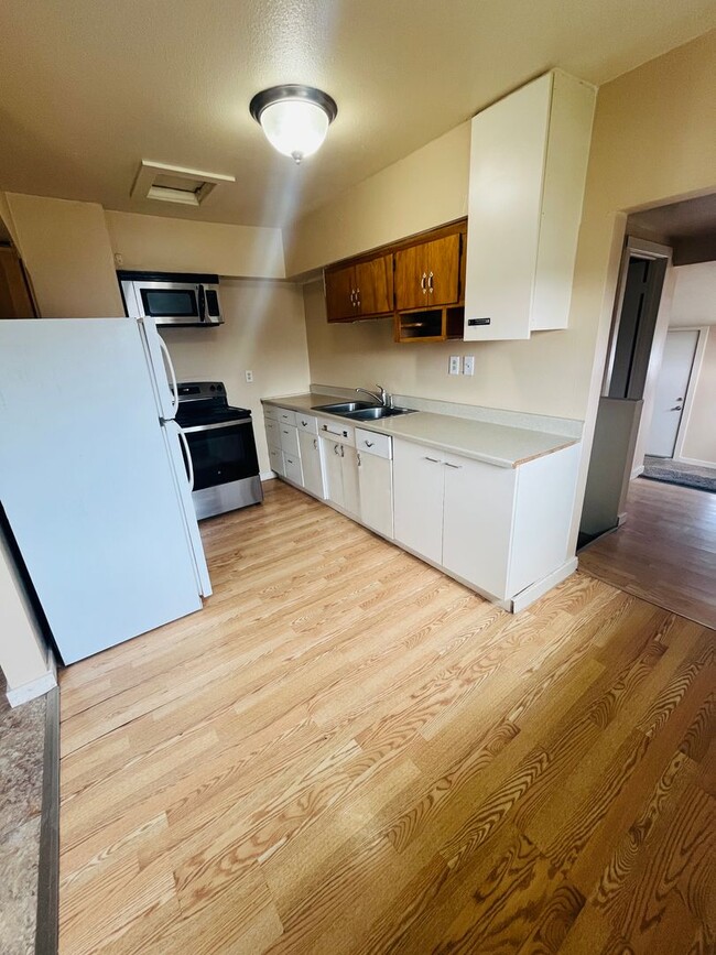 Building Photo - 4 bedroom 2 bathroom house (2 bedrooms non...