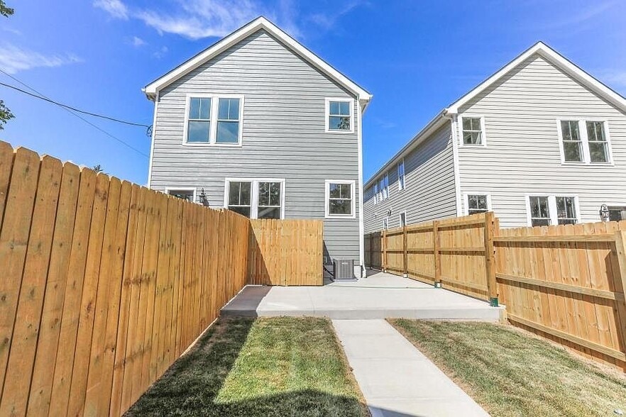 Building Photo - 1513 Oak St