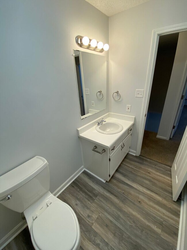 Building Photo - Ivy Street Duplex