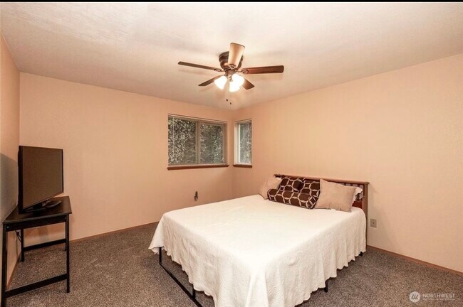 Master bedroom - 4100 Songbird Ln NW