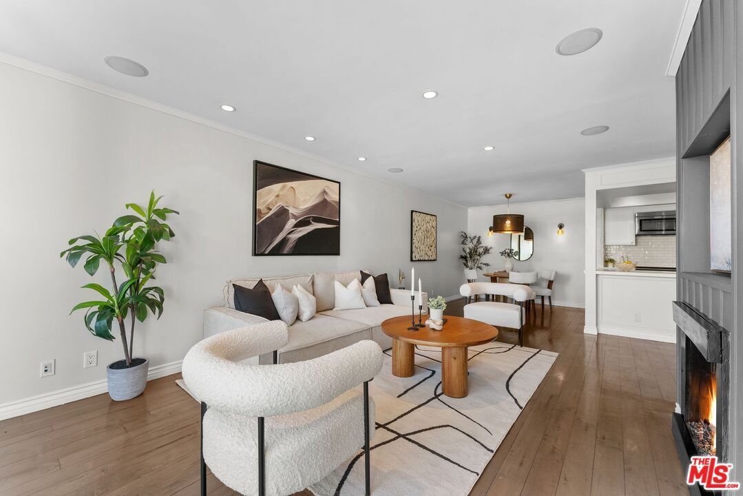 Building Photo - 906 N Doheny Dr