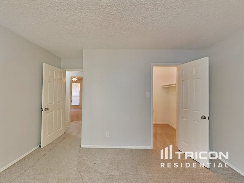 Building Photo - 537 Greenway Dr