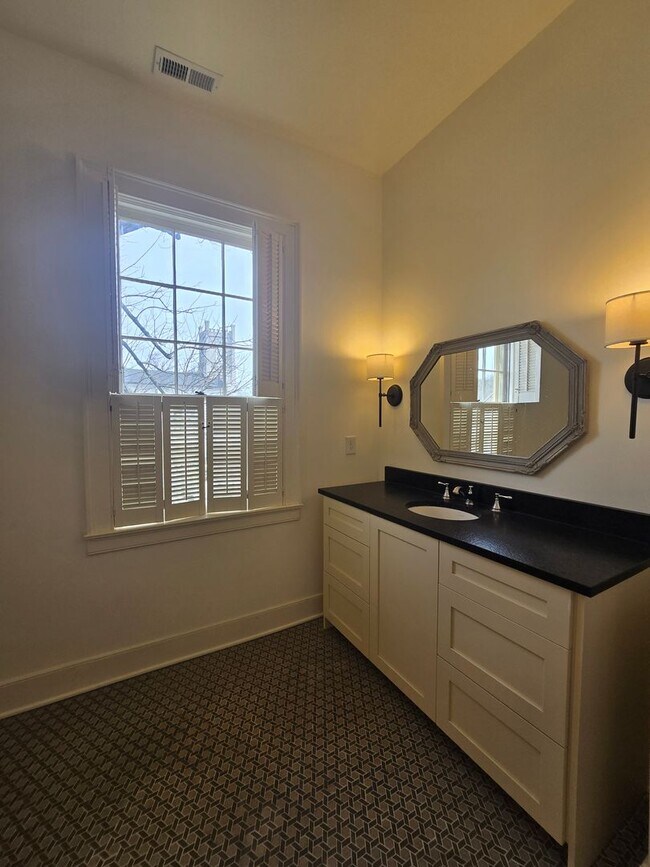 Building Photo - Historic Home available in Frankfort Kentucky