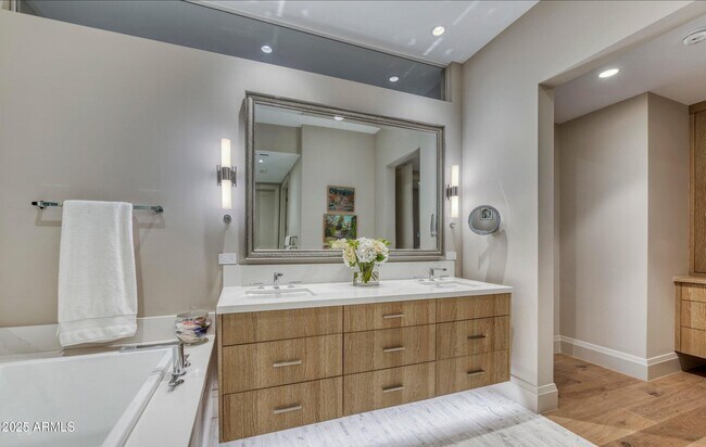 Building Photo - 5553 E Stella Ln