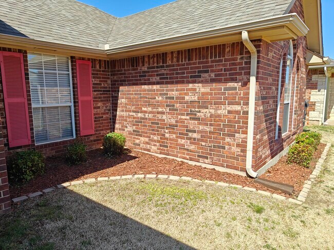 Building Photo - 809 Regiment Way