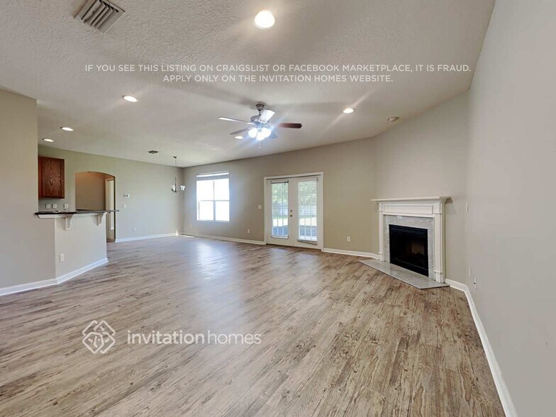 Building Photo - 15827 Canoe Creek Dr