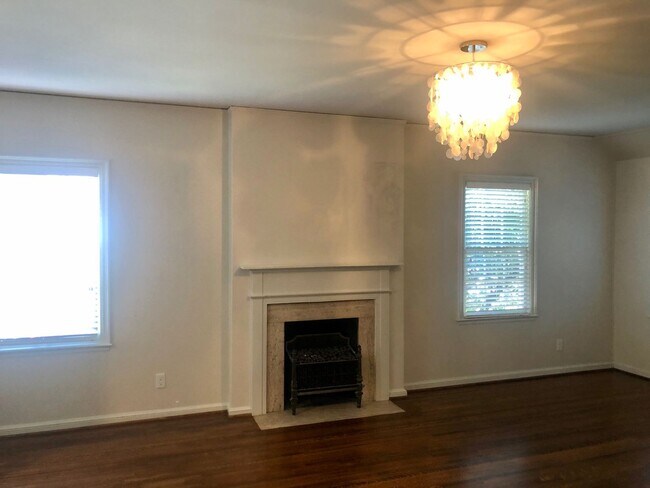 Building Photo - Stunning Midtown Home In Highly Desirable Bren Rose!