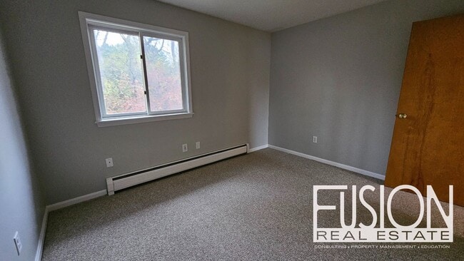 Building Photo - Bright, Spacious End-Unit Townhome in Prem...