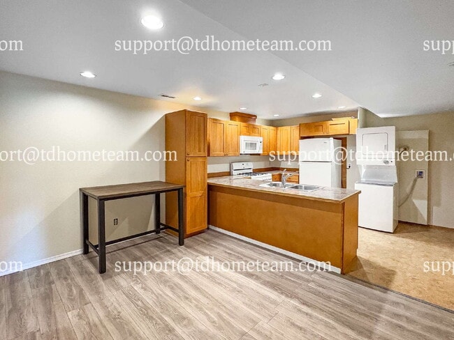 Building Photo - "Charming 3-Bed Retreat with Spacious Inte...
