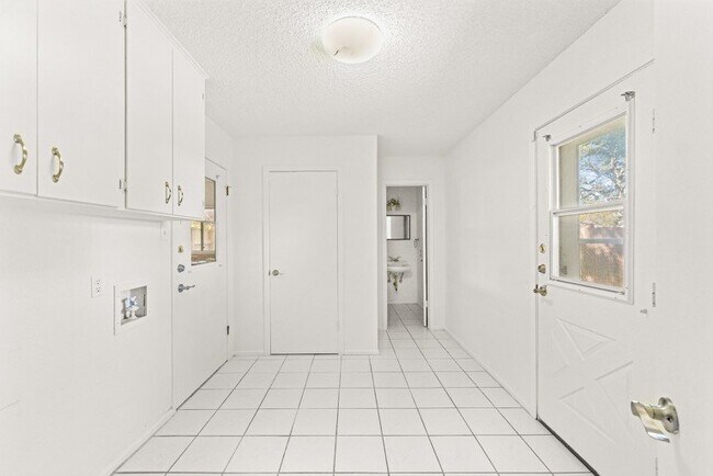 Building Photo - 1376 Poppy Ln
