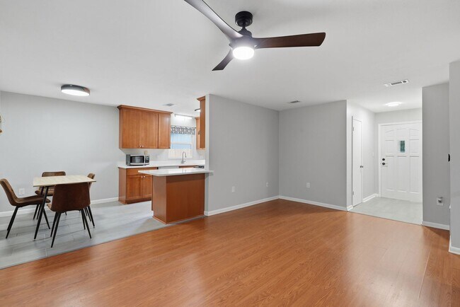 Building Photo - Roomy 3 bedroom 2 bath with great fenced yard