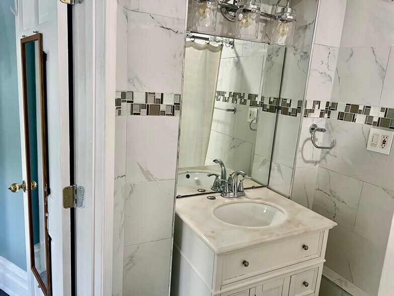 Building Photo - 4124 W Pine Blvd