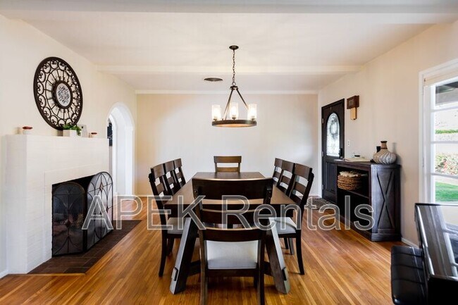 Building Photo - 477 E Vía Colusa