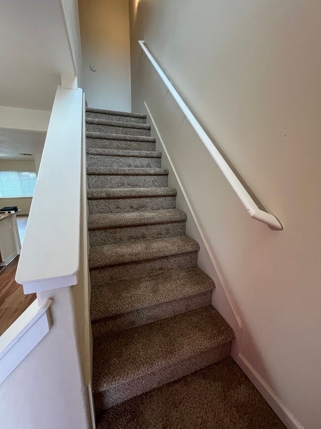 Building Photo - Townhouse style duplex in Lowell