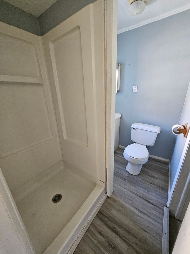 Building Photo - Upper 1 bedroom unit gas included