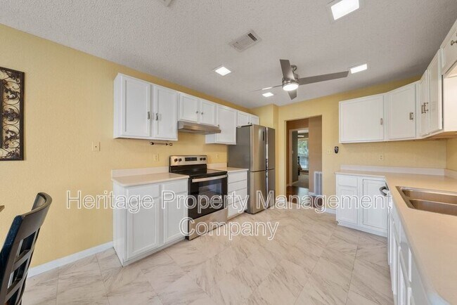Building Photo - 1174 Mooncrest Dr