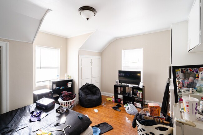 Building Photo - 1317 State St