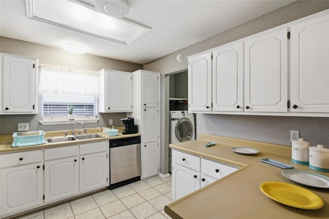 Building Photo - 2410 Buttercup Cir