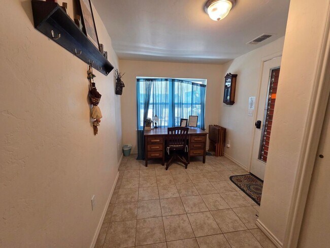 Building Photo - FOR LEASE!! Great location!