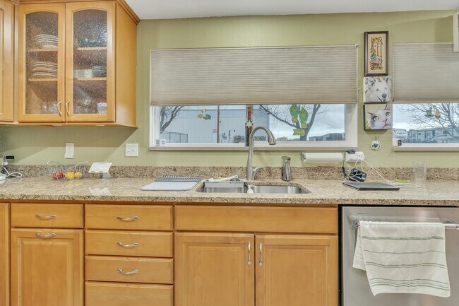 Building Photo - 10240 Potomac St