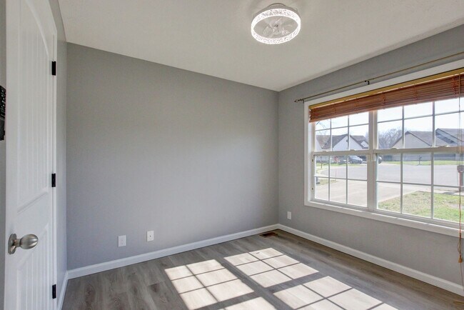 Building Photo - Sweet 3 bed 2 bath.  Cat friendly.