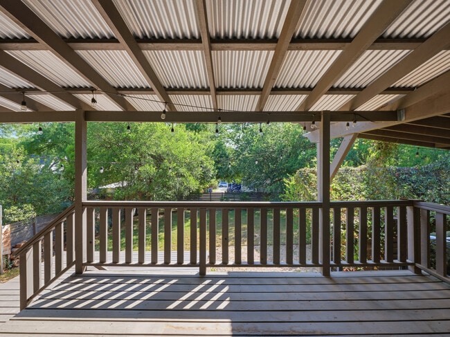 Building Photo - 1705 W 11th St