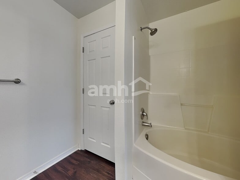 Building Photo - 9516 W Portola Dr