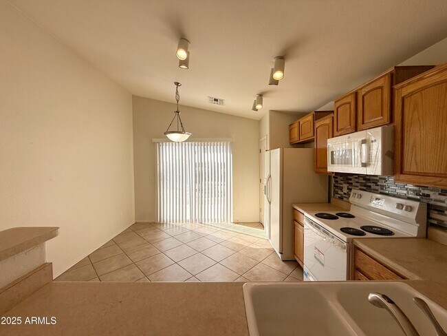 Building Photo - 11561 W Green Dr