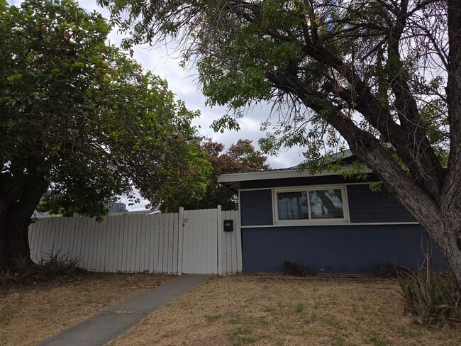 Building Photo - PRIVATE 3 bed/3 bath HOME + LARGE BONUS ROOM. NO OTHER UNITS ON PROPERTY.