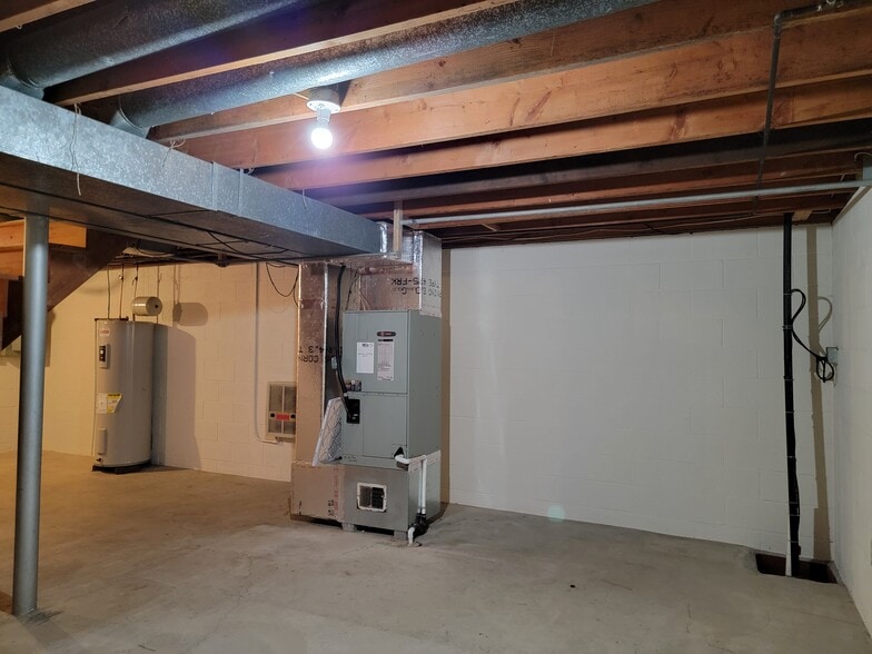 Building Photo - 457 W Main Ave