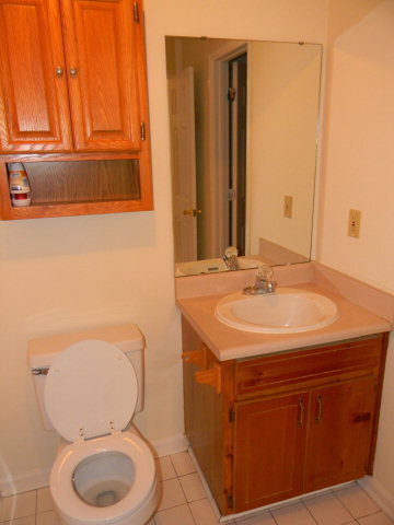 Building Photo - Charming and convenient