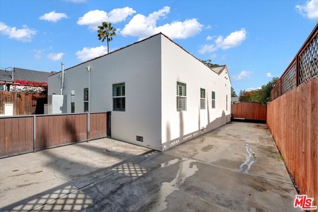 Building Photo - 135 N Gower St