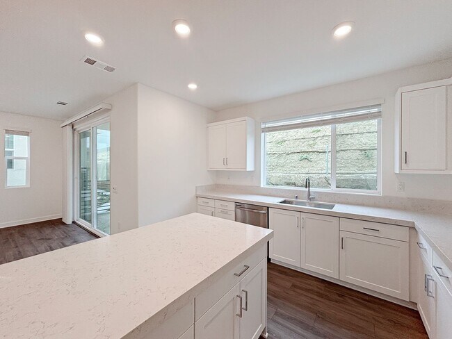Building Photo - Spacious 3-Bedroom, 3-Bathroom Townhome in...