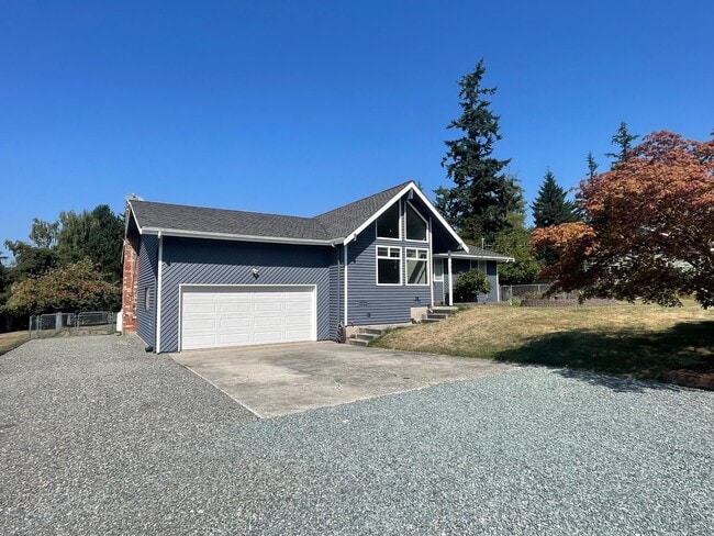 Primary Photo - 3 Bedroom, Pet Friendly Home with Large Fe...