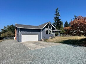 Building Photo - 3 Bedroom, Pet Friendly Home with Large Fe...