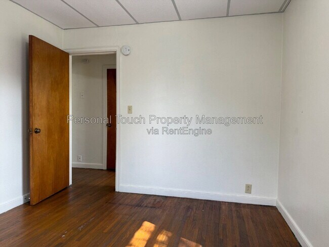 Building Photo - 517 12th Ave N