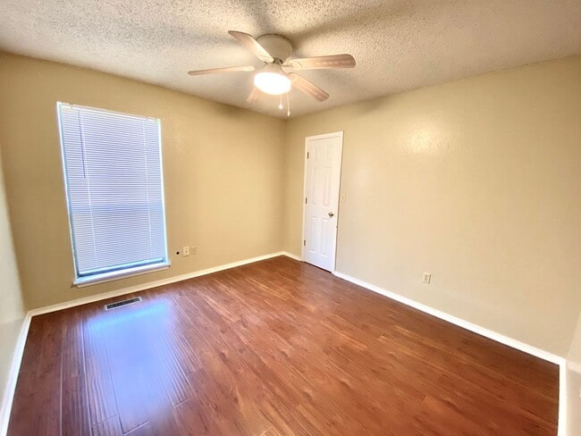 Building Photo - Charming 3/2/2 Jenks Home