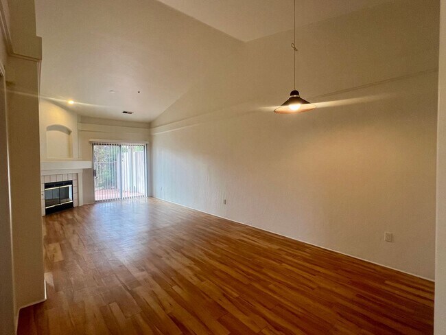 Building Photo - Unfurnished - 1 Year Rental