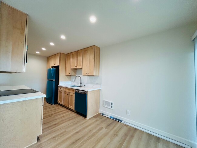 Building Photo - Newly Renovated Top Floor Two Bedroom Two ...