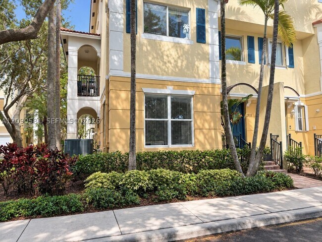 Building Photo - 2913 S Greenleaf Cir