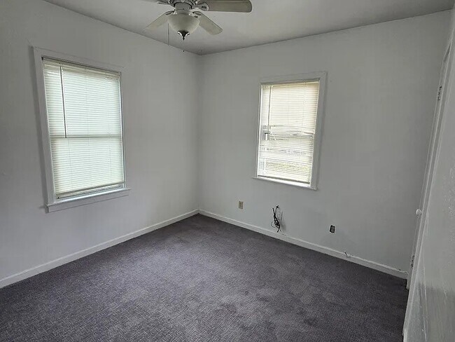 Building Photo - 215 Park St